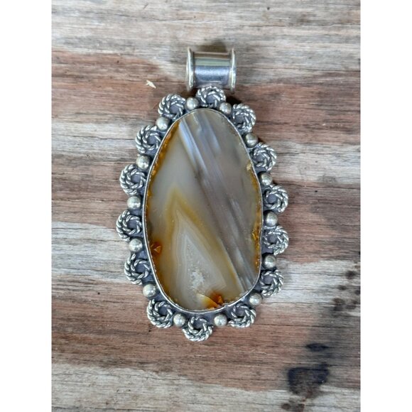 Vintage Silver & Agate Oval Pendant With Intricate Floral Design 29.04g - Picture 1 of 8